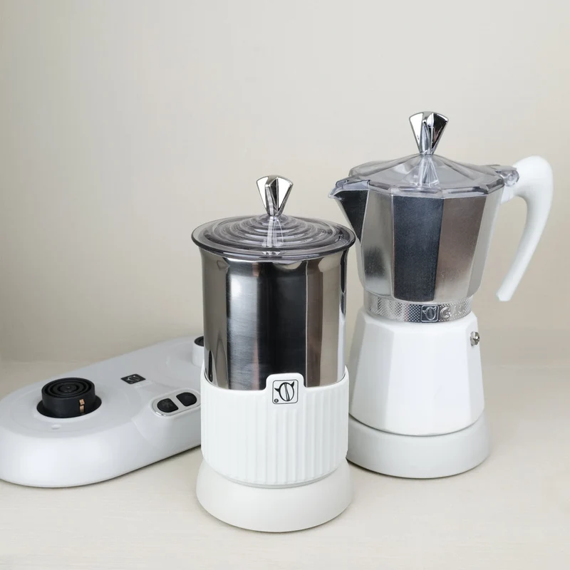 Cafetière et mousseur à lait en aluminium
