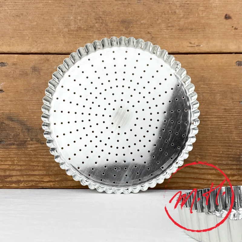 Tourtière perforée en fer blanc
