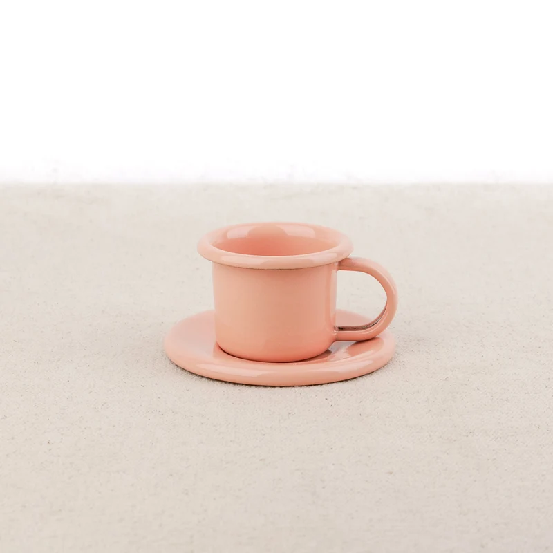 Tasse à café et soucoupe en émail