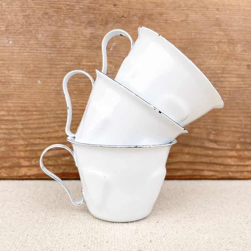 Tasse à café en émail blanc