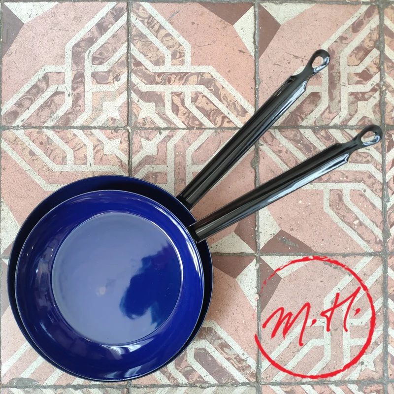 Poêle émail noir et bleu