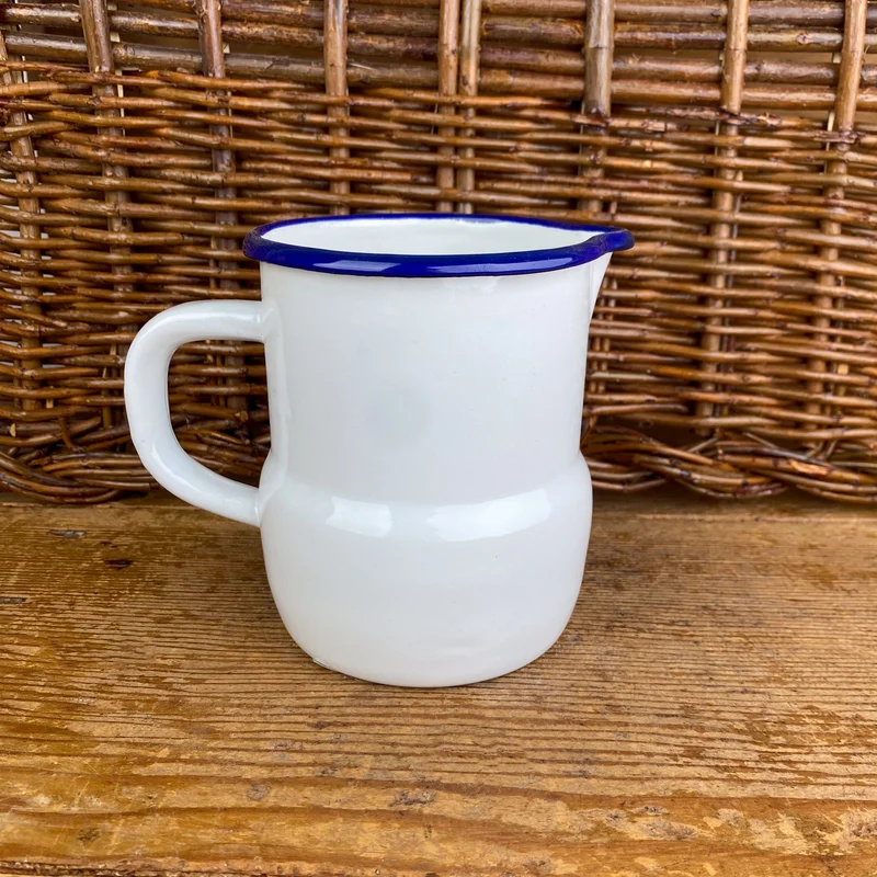 Pichet en émail blanc liseré bleu