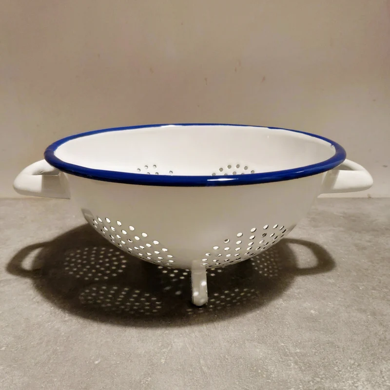 Passoire émail blanc liseré bleu