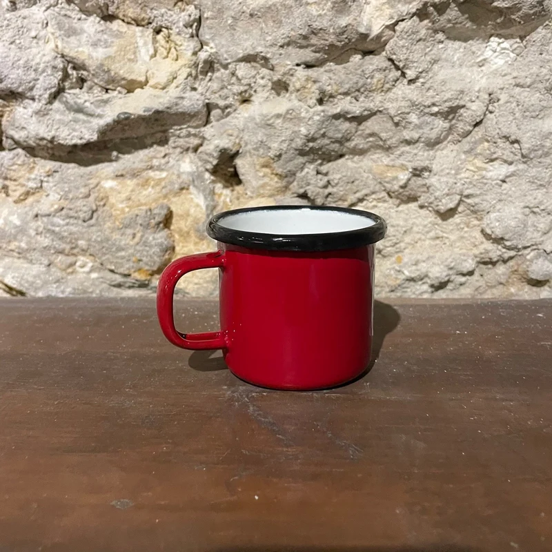 Mug émail rouge liseré noir