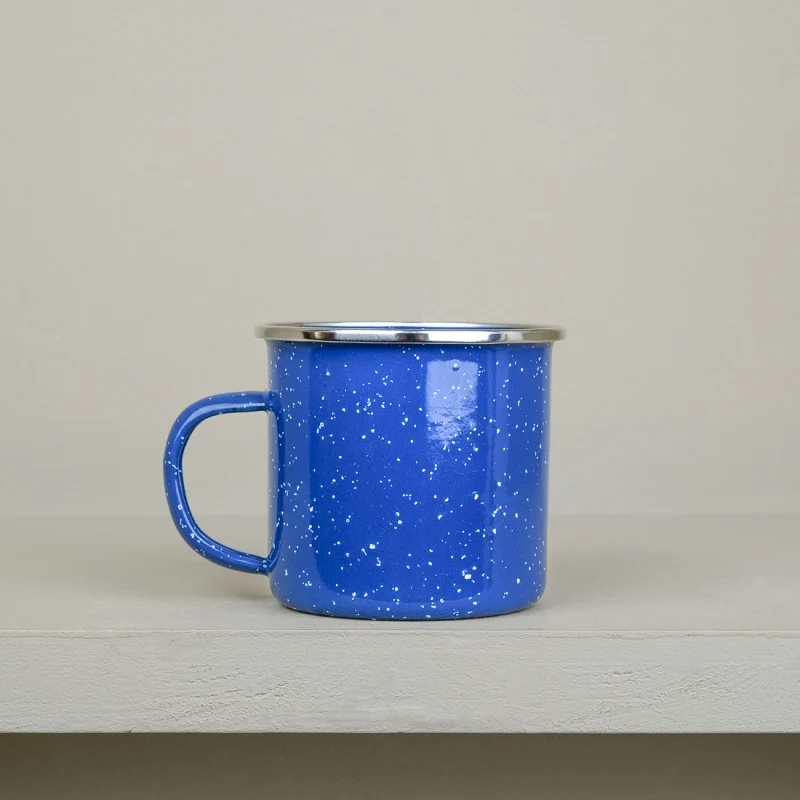 Mug de camping en émail bleu