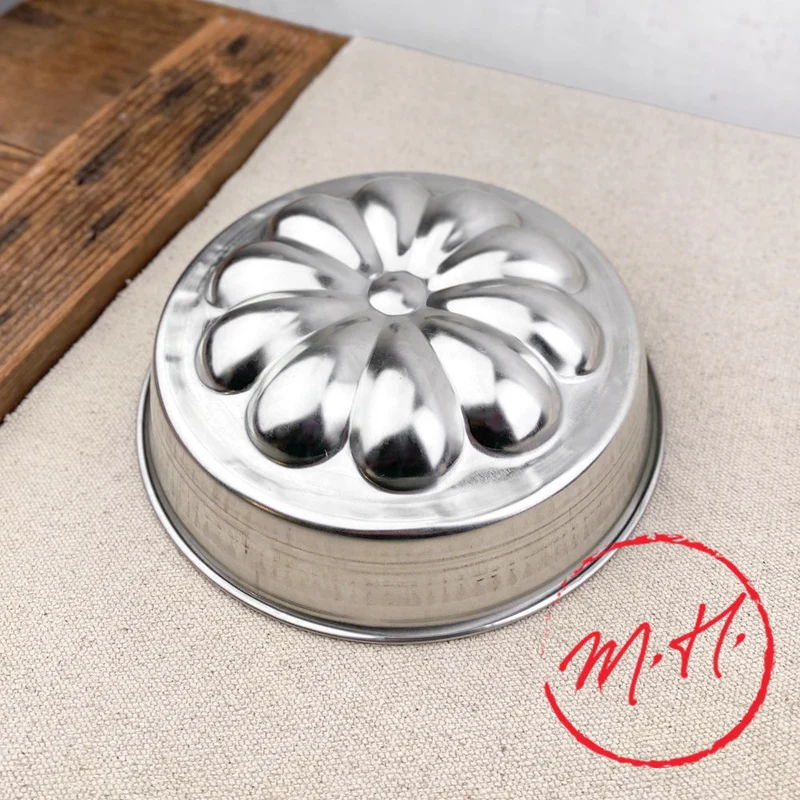 Moule à manqué avec fond rosace en fer blanc