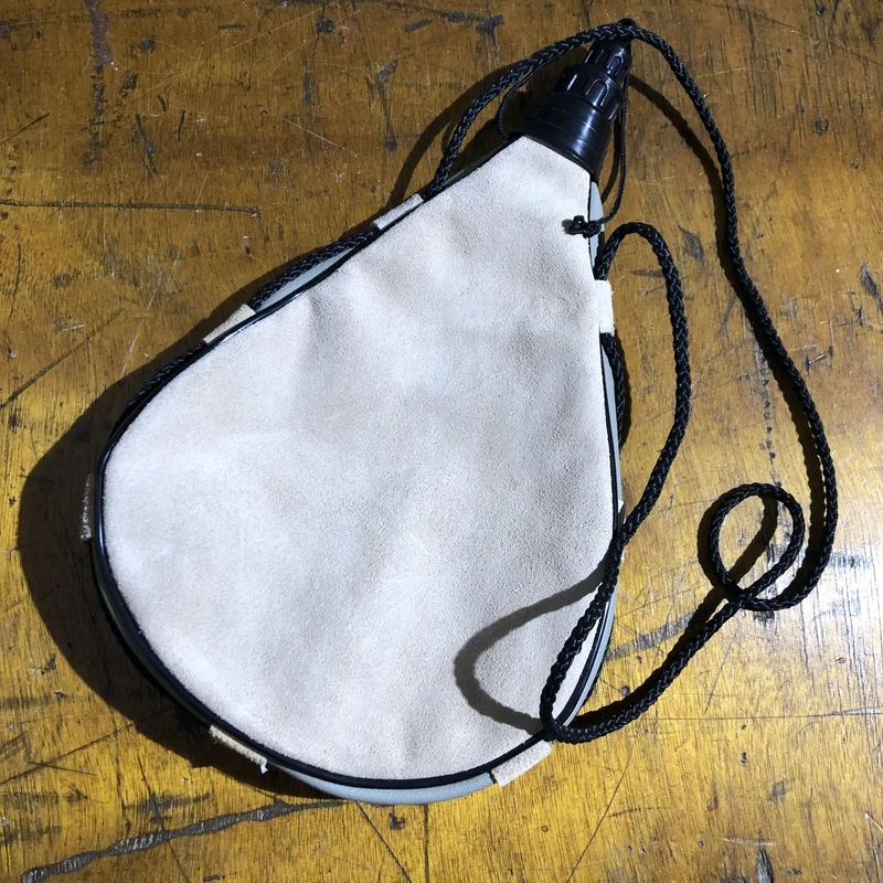 Gourde basque en cuir de taureau