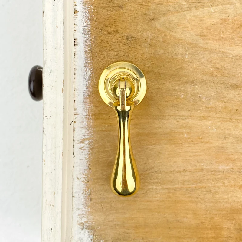 Bouton de meuble goutte en laiton