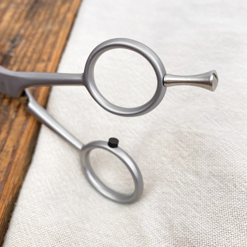 Ciseaux de coiffeur avec poucette à vis