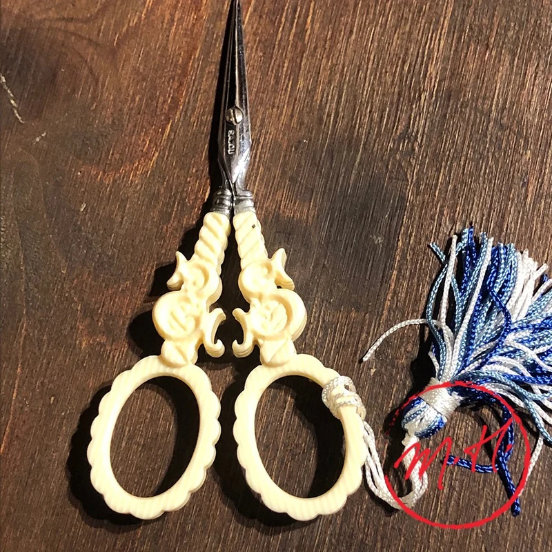 Ciseaux à broder façon ivoire monogrammés