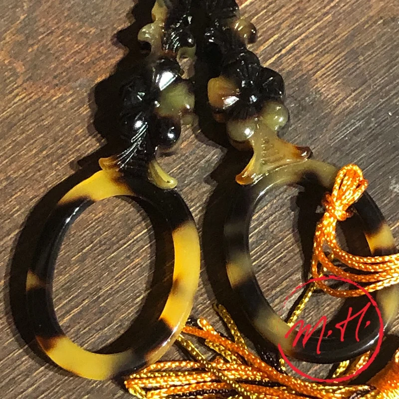 Ciseaux à broder façon écaille motif floral