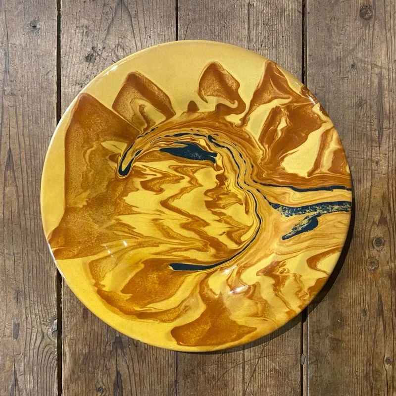 Assiette plate jaspée miel