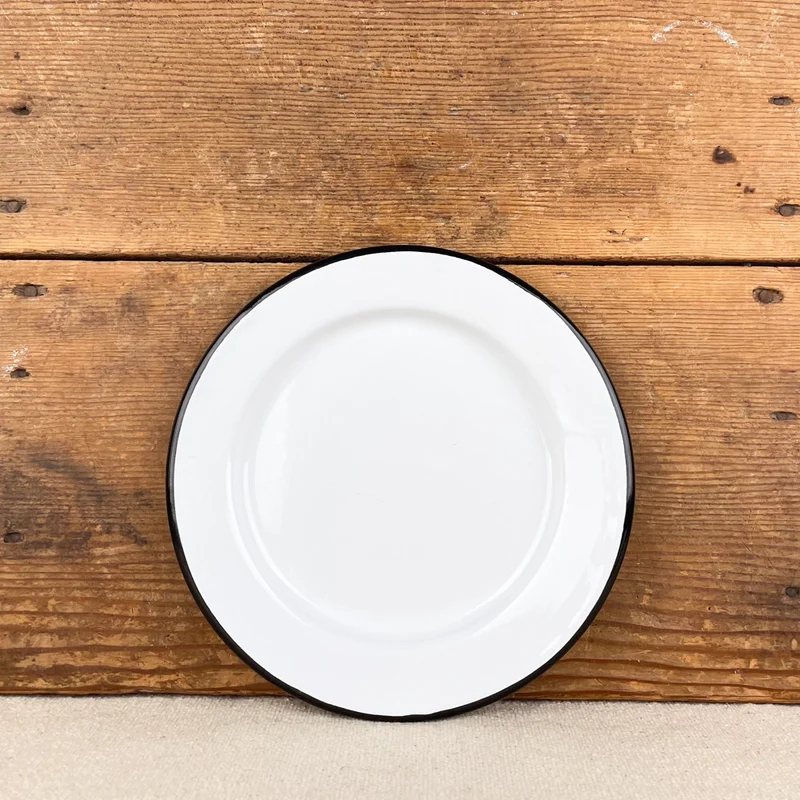 Assiette en émail blanc liseré noir