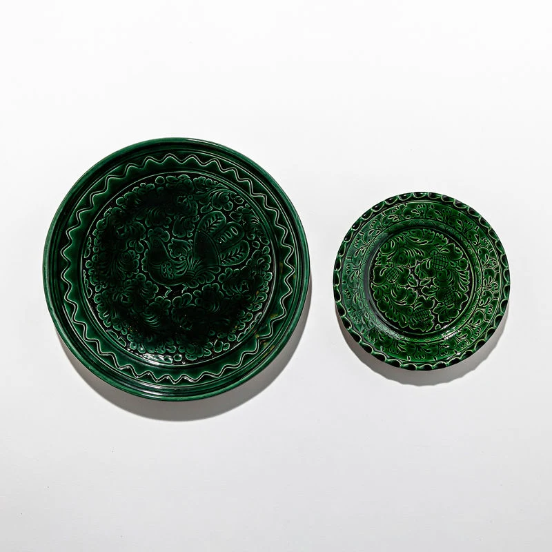 Assiettes et grand plat vert