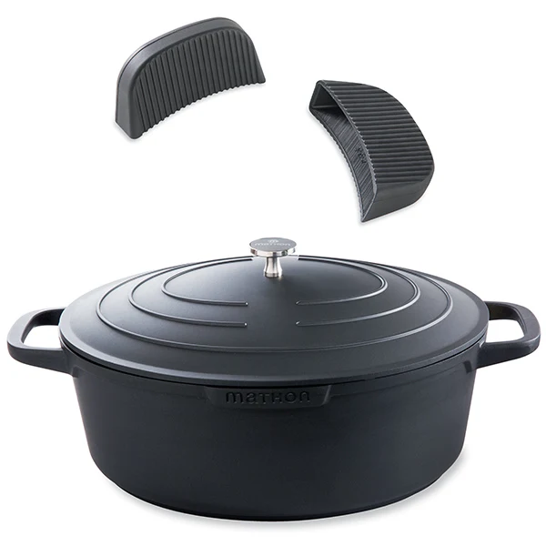 Lot grande cocotte légère ovale en fonte d'aluminium 32 cm 6,5 L et deux maniques silicone Mathon