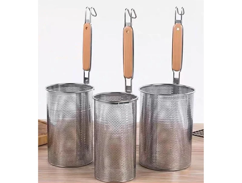 CHEFCO,FNS-1422,Coarse Stainless Steel Flat Bottom Noodle Strainer with Wooden Handle (9"H)