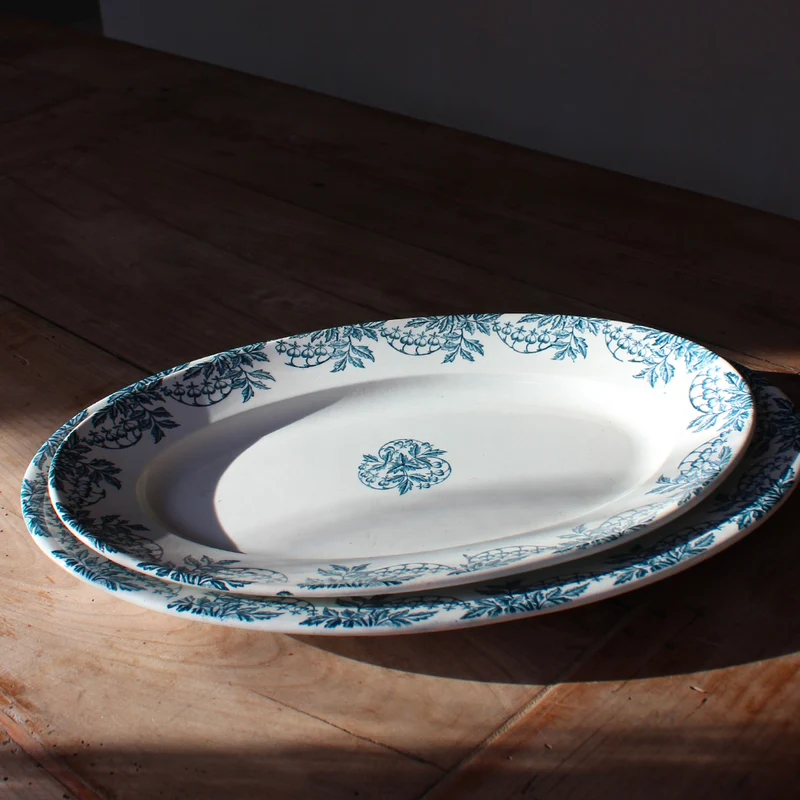 Plats de service anciens en terre de fer encre