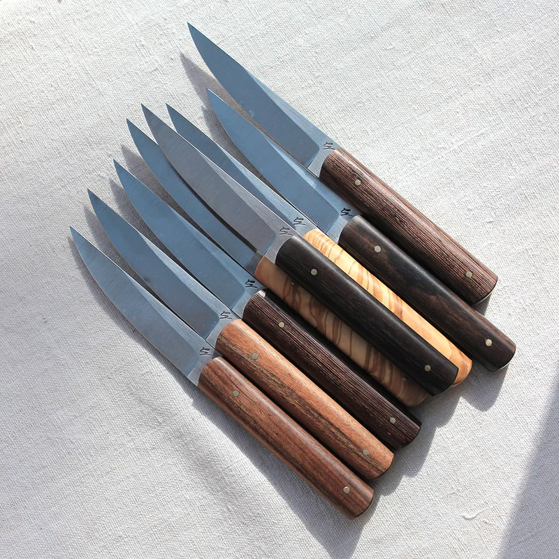 Coffret de couteaux de table artisanaux dépareillés