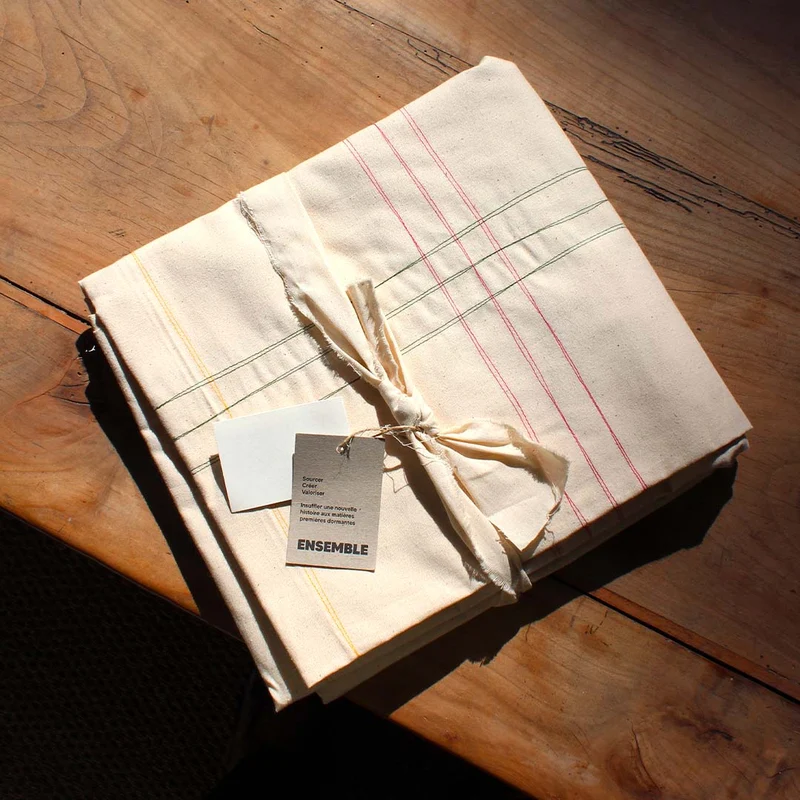 Nappe upcyclée écrue avec surpiqûres vertes et bordeaux
