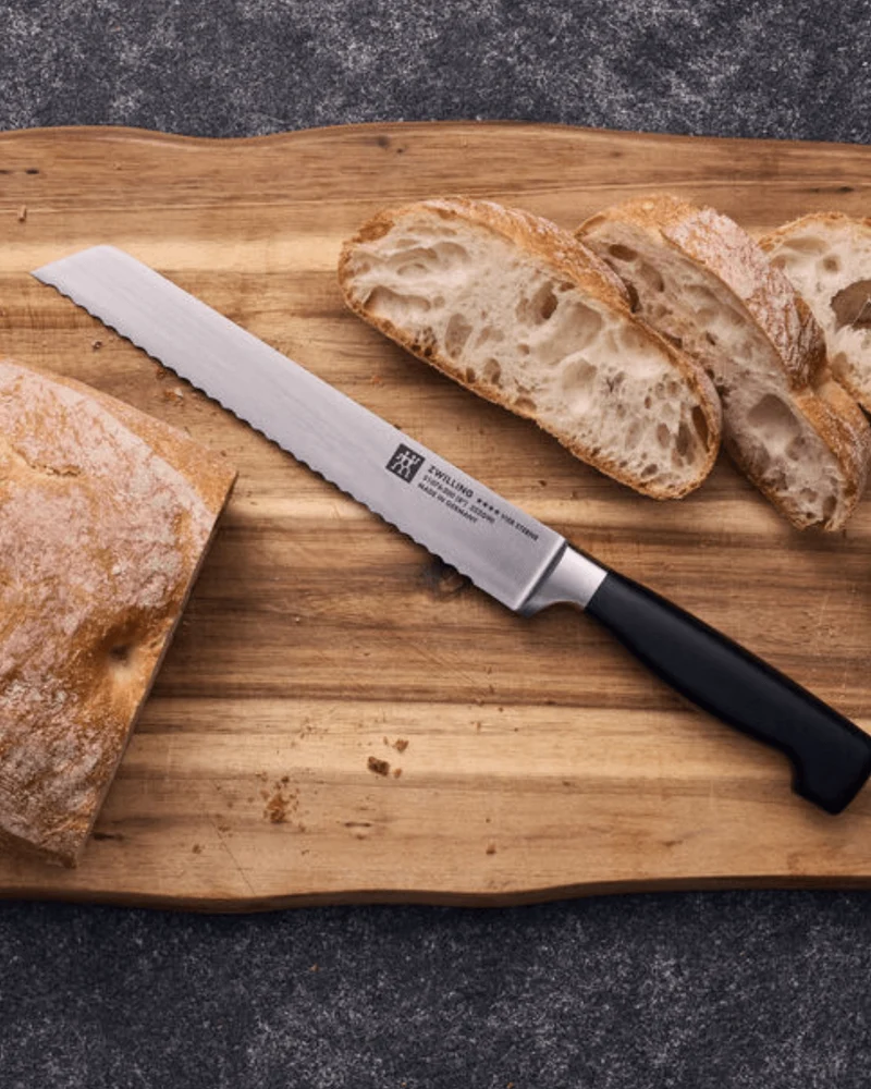 Couteau à pain 20 cm – ZWILLING Four Star – FRIODUR®