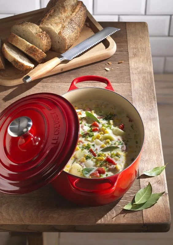 Cocotte fonte le Creuset ovale rouge cerise 31cm